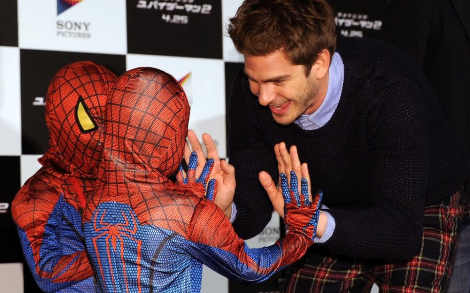 andrew-high-fived-two-tiny-spider-man-fans-event-tokyo