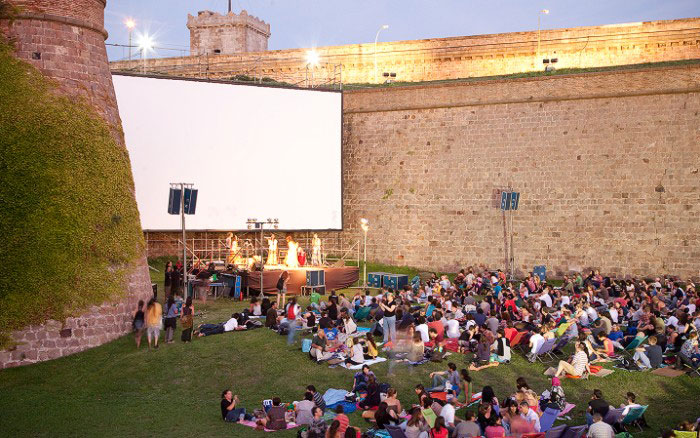 150920124219-outdoor-cinemas--barcelona2-exlarge-169