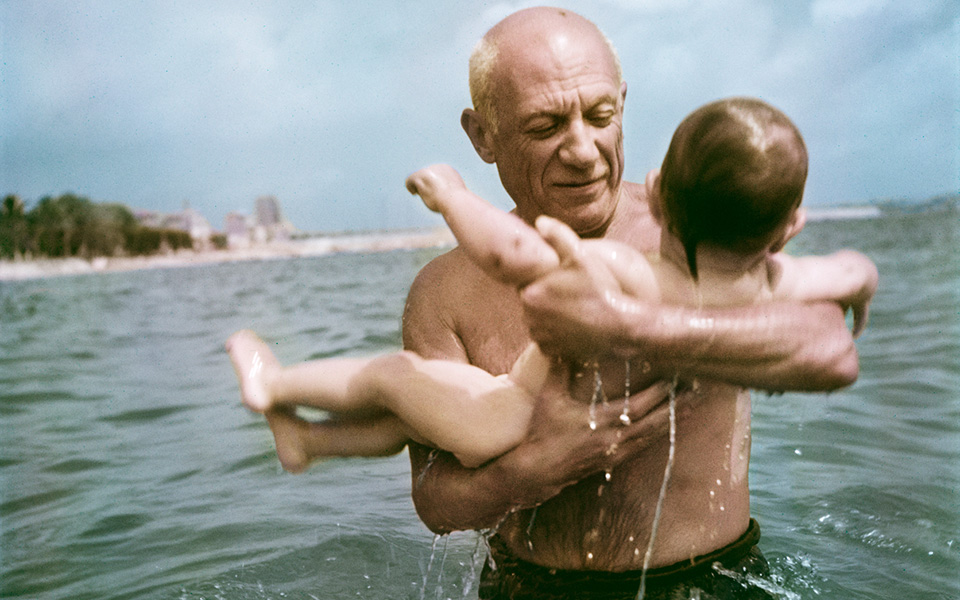 4-capa_pablo-picasso-playing-in-the-water-with-his-son-claude-vallauris-france