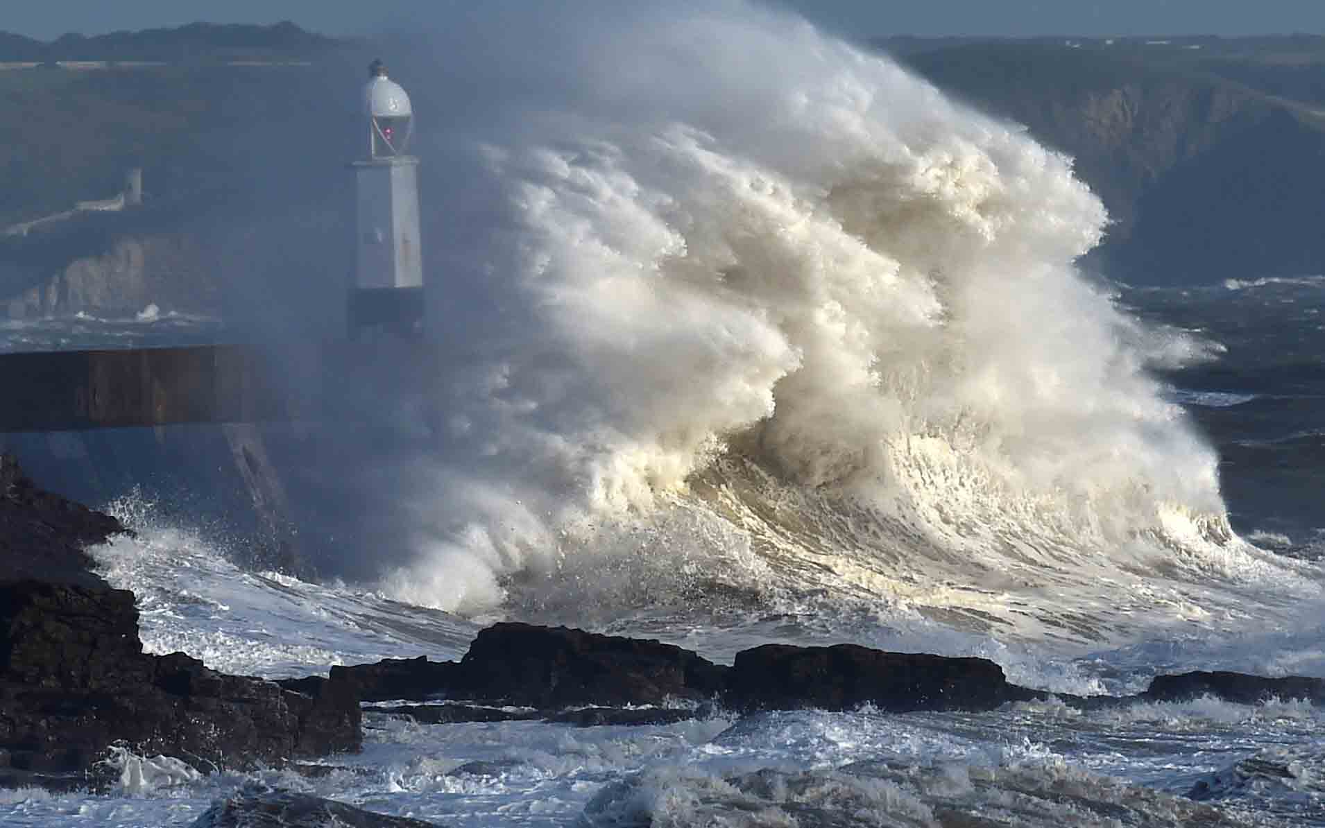 Опасность шторма. 12 Бальный шторм в тихом океане. Шторм в океане. Гигантские волны. ЦУНАМИ В черном море.