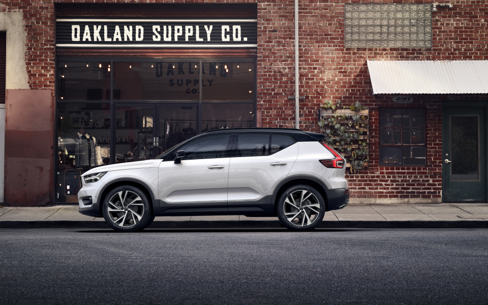 the-new-volvo-xc40-r-design---crystal-white-w-contrasting-black-roof_17