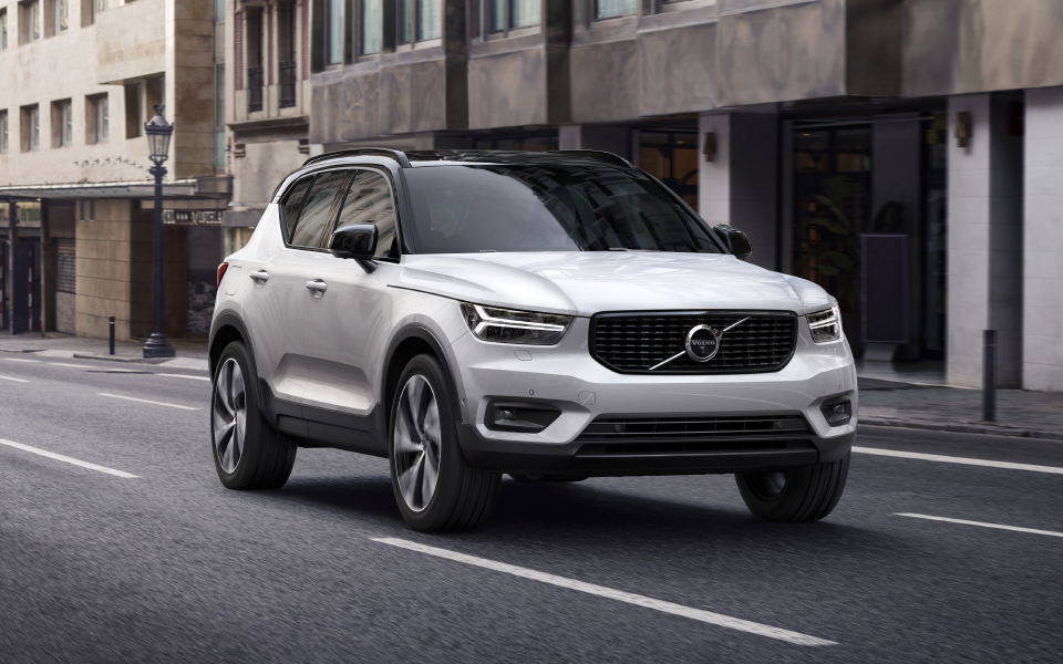 the-new-volvo-xc40-r-design---crystal-white-w-contrasting-black-roof_21
