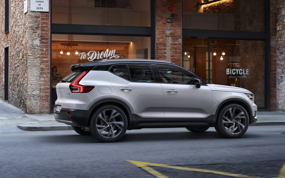 the-new-volvo-xc40-r-design---crystal-white-w-contrasting-black-roof_23