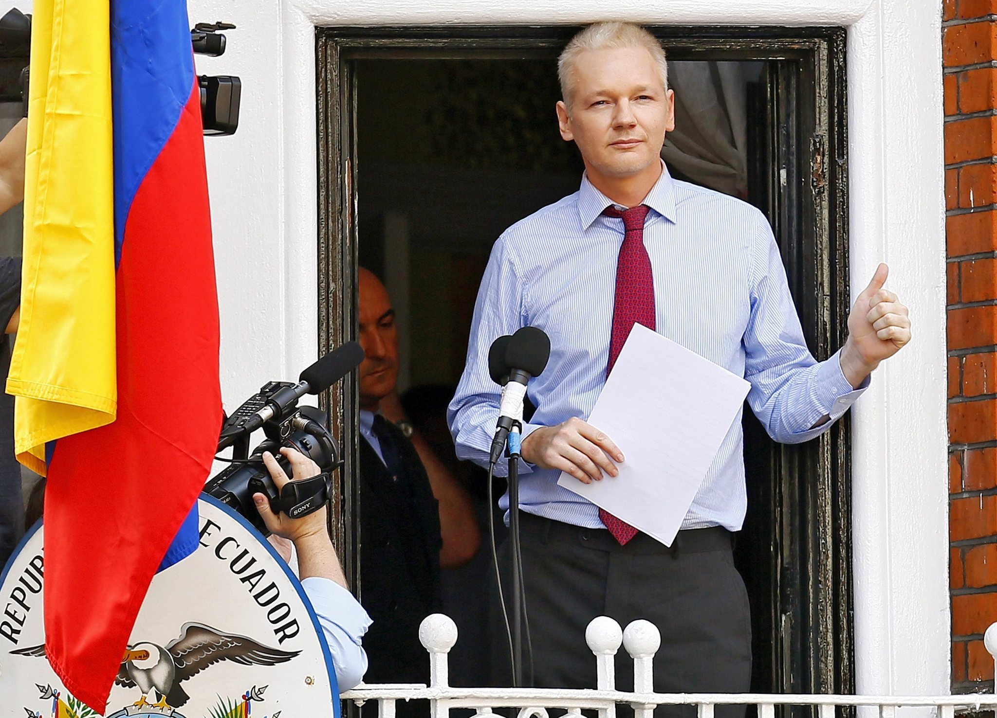 chi-sweden-julian-assange-embassy-20150313