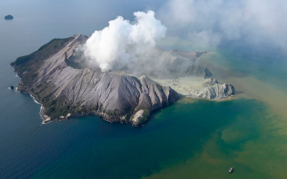 new_zealand_volcano_erupts_73697jpg-fe952nenenen