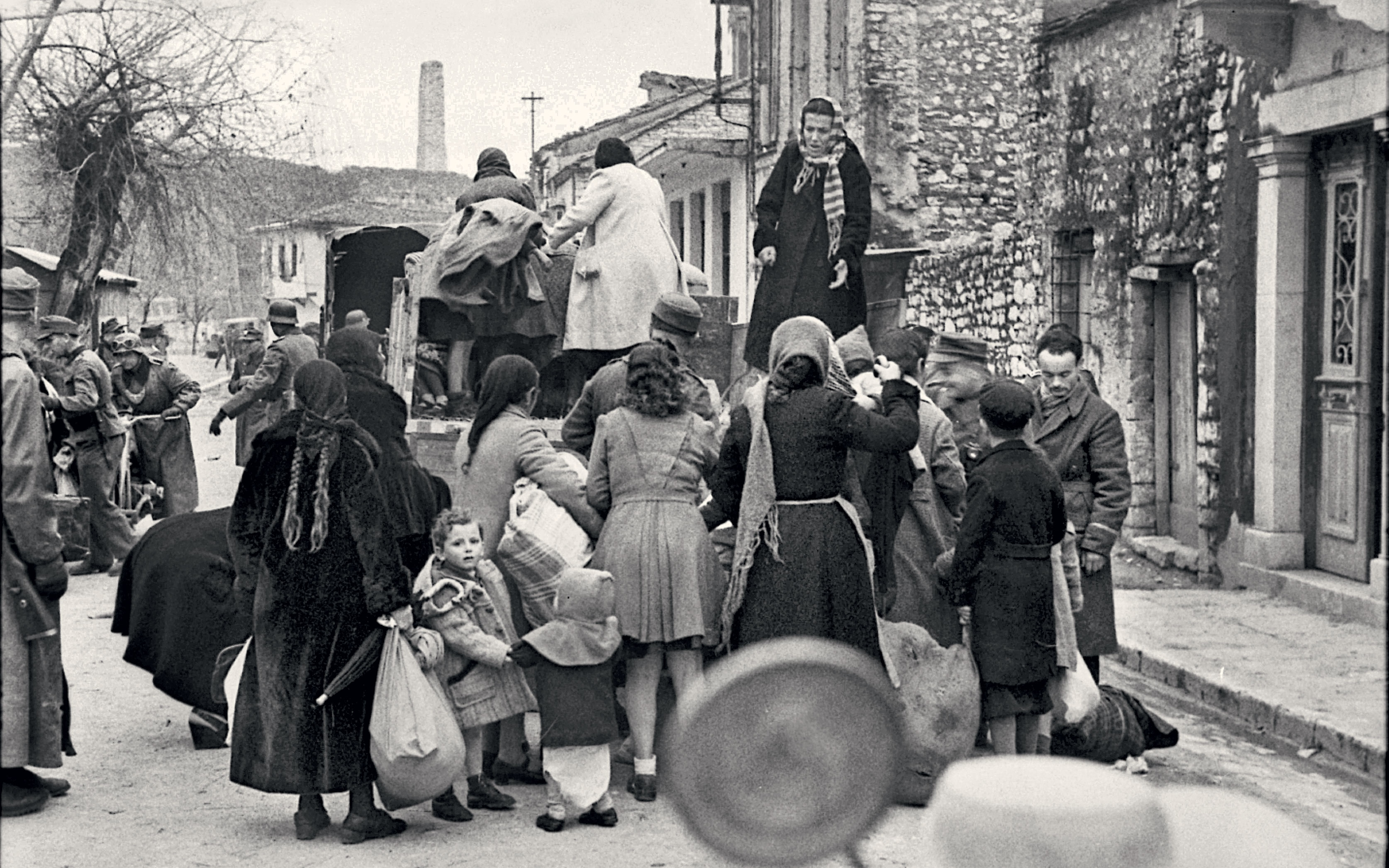 Депортация во времени. Депортация немцев из Польши 1945. Еврейские гетто в Германии. Депортация евреев из Франции 1941.