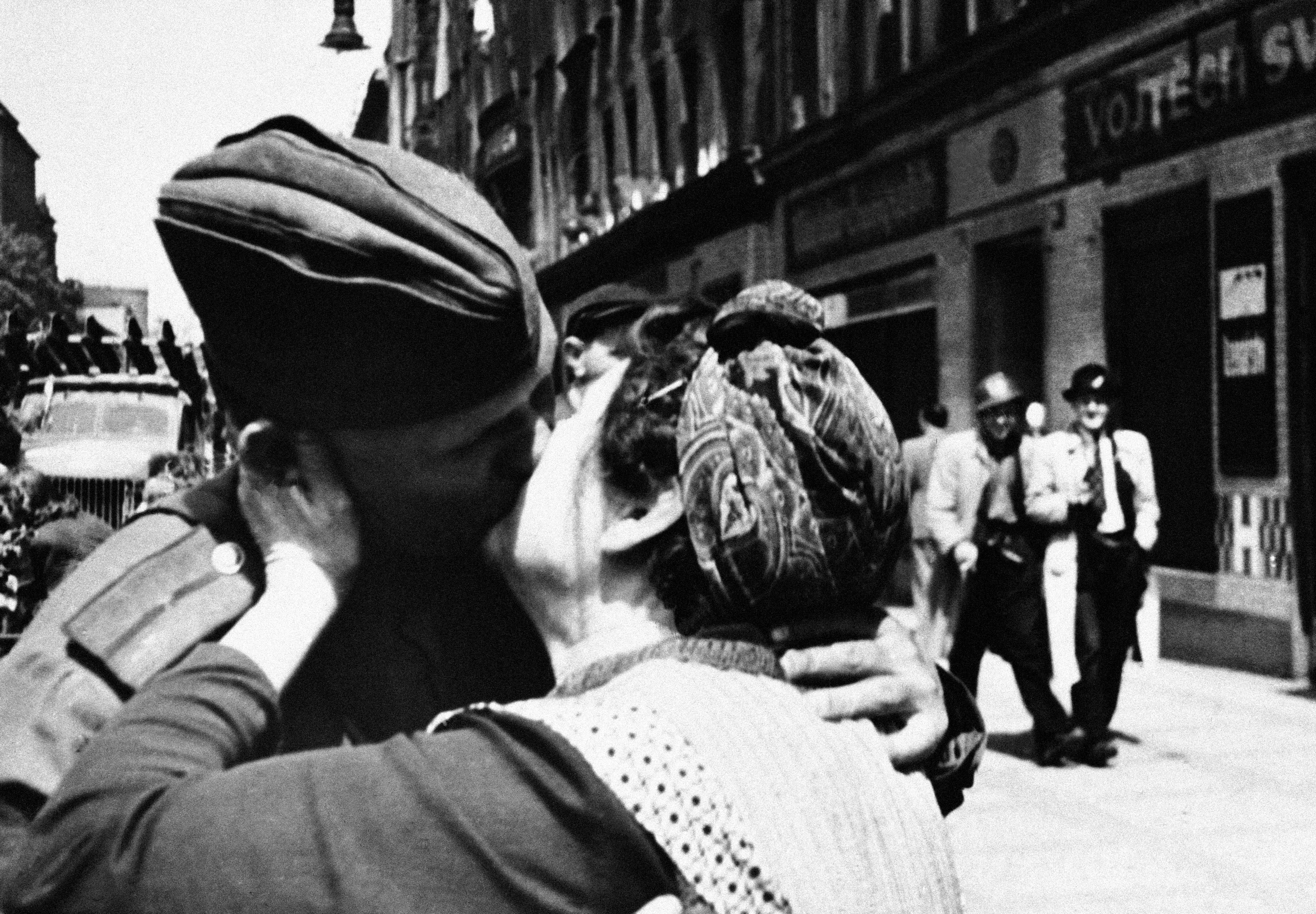 Что делать после победы. Советские солдаты в Праге 1945. Встреча освободителей 1945. Прага май 1945. Поцелуй Победы 1945.