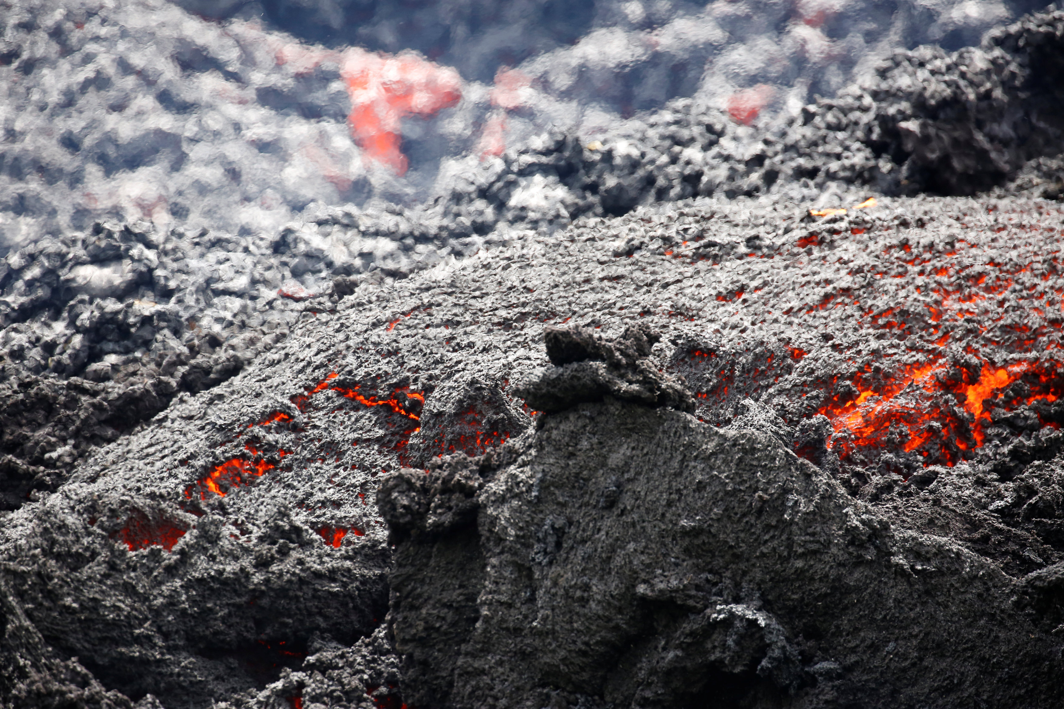 Вулкан горная порода. Лава магма вулкан. Карбонатовая лава. Гавайи магматическая вулканическая Горная порода. Извержение ЛАВЫ.