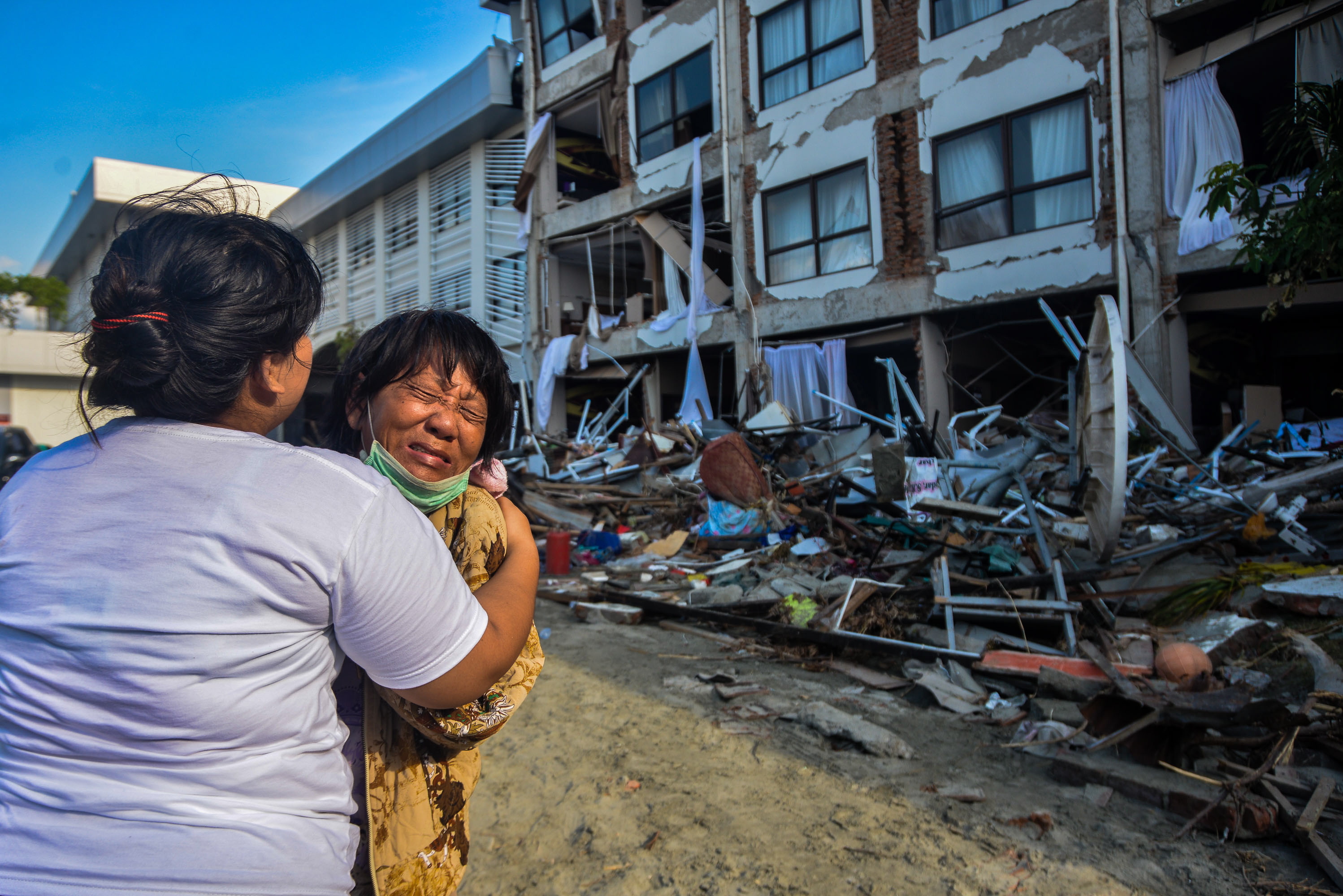 Землетрясение и люди. Землетрясение в Индонезии. Пострадавшие от ЦУНАМИ.