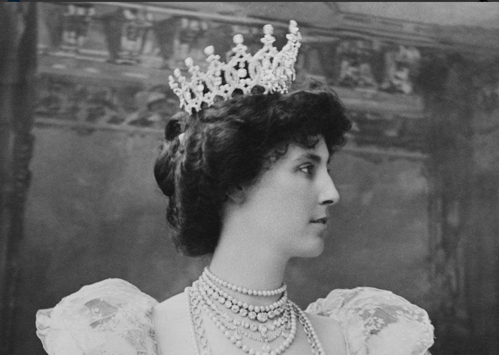 vasiliki-listeia-stin-agglia-eklepsan-diamantenia-tiara-toy-1902-fotografia1