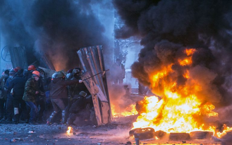 Πνιγμένο στον καπνό το Κίεβο με σφοδρές συγκρούσεις αστυνομικών και διαδηλωτών