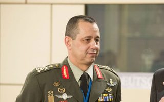 Καθήκοντα νέου αρχηγού ΓΕΣ θα αναλάβει ο έως σήμερα διοικητής της Α΄ Στρατιάς, αντιστράτηγος Χρ. Μανωλάς.