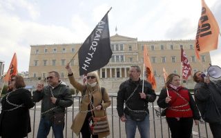 Εκπαιδευτικοί έχουν δεθεί με αλυσίδες στα κάγκελα της Βουλής, σε μια συμβολική κίνηση, κατά τη διάρκεια συγκέντρωσης διαμαρτυρίας για τη διαθεσιμότητα, έξω από τη Βουλή, στην Αθήνα,  την Τετάρτη 12 Μαρτίου 2014.Απολυμένες καθαρίστριες του υπουργείου Οικονομικών και εκπαιδευτικοί που έχουν τεθεί σε διαθεσιμότητα πραγματοποιούν συγκέντρωση διαμαρτυρίας καθώς στις 22 Μαρτίου λήγει το καθεστώς διαθεσιμότητας. ΑΠΕ-ΜΠΕ/ΑΠΕ-ΜΠΕ/ΟΡΕΣΤΗΣ ΠΑΝΑΓΙΩΤΟΥ