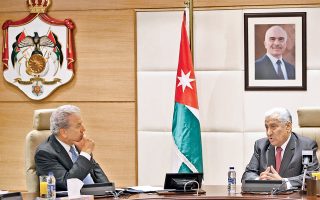 Ο πρωθυπουργός της Ιορδανίας διακρίνεται δεξιά. Αριστερά, υπό το στέμμα, ο κύριος με τα γκρίζα μαλλιά θα έπρεπε να είναι ο βασιλεύς της Ιορδανίας, διότι το «style Arabe» είναι απολύτως φυσικό στον Δημήτρη...