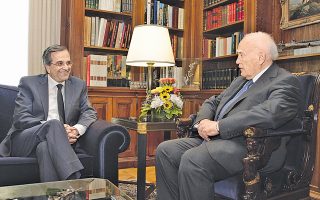 Ο πρωθυπουργός κ. Αντώνης Σαμαράς από τις Βρυξέλλες με το κινούμενο έδαφος κατευθείαν χθες στο φιλικό καλωσόρισμα του Προέδρου της Δημοκρατίας κ. Κάρολου Παπούλια (Ευρωκίνηση - φωτο Γιώργος Κονταρίνης, 29/5/14).
