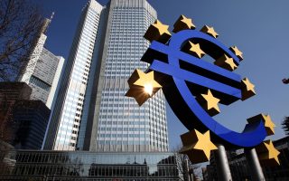 Γλυπτό με το έμβλημα του ευρώ έξω από την Ευρωπαϊκή Κεντρική Τράπεζα, στη Φρανκφούρτη. Στο βιβλίο του, ο Νίκος Χριστοδουλάκης διατυπώνει έναν επίκαιρο δημόσιο λόγο που εστιάζει στο θέμα «ευρώ ή δραχμή».