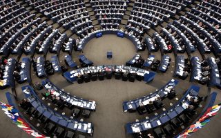 Η Ολομέλεια του Ευρωπαϊκού Κοινοβουλίου στις Βρυξέλλες. Οι ευρωβουλευτές συμμετέχουν στις εργασίες του τρεις εβδομάδες κάθε μήνα, ενώ η ευρω-κοινοβουλευτική εβδομάδα ξεκινάει τη Δευτέρα το πρωί και ολοκληρώνεται την Πέμπτη το απόγευμα.