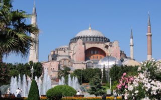 Η Αγία Σοφία στην Κωνσταντινούπολη παραμένει ένα αξιοθέατο που πρέπει να μείνει μακριά από πολιτικούς χειρισμούς.