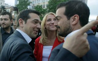 al-tsipras-tin-kyriaki-teleionoyme-me-ta-mnimonia0