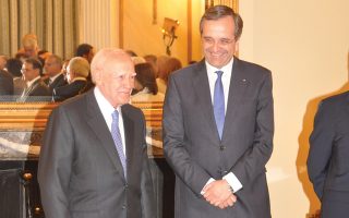 Mια ευχάριστη στιγμή μοιράζονται ο Πρόεδρος της Δημοκρατίας κ. Kάρολος Παπούλιας και ο πρωθυπουργός κ. Aντώνης Σαμαράς (φωτο «K» - Γ. Mπαρδόπουλος).