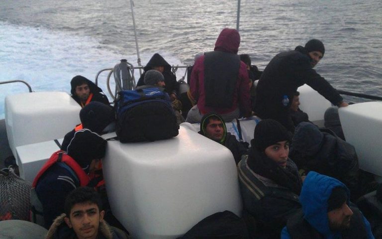 Ενας νεκρός και 800 διασωθέντες μετανάστες στα ανοιχτά των ιταλικών ακτών