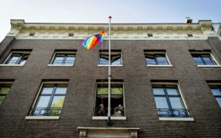 Όχι στο Άμστερνταμ. Σε κάποιες πόλεις του κόσμου  τα Gay Pride, φέρνουν σε αμηχανία τουλάχιστον τον δήμαρχο, που πρέπει να πάρει θέση για την διοργάνωσή τους. Όχι όμως στο Άμστερνταμ που η ίδια η δήμαρχος Eberhard van der Laan, ύψωσε την σημαία του κινήματος στο δημαρχείο, μέρες πριν από την παρέλαση για να προετοιμαστεί η πόλη για την πολύχρωμη γιορτή. EPA/ROBIN VAN LONKHUIJSEN
