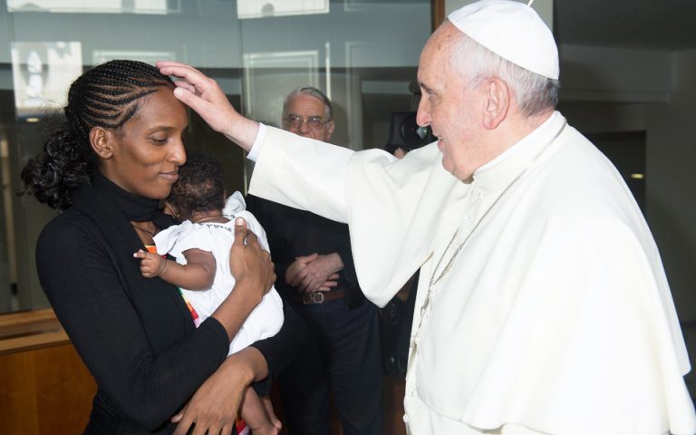 Η Σουδανή, με την οικογένειά της, συνάντησε τον Πάπα