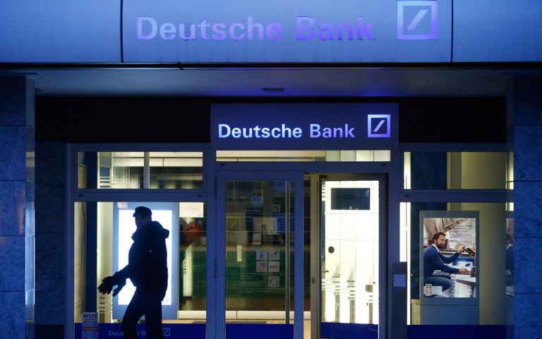 Τα πρόστιμα ψαλίδισαν τα κέρδη της Deutsche Bank