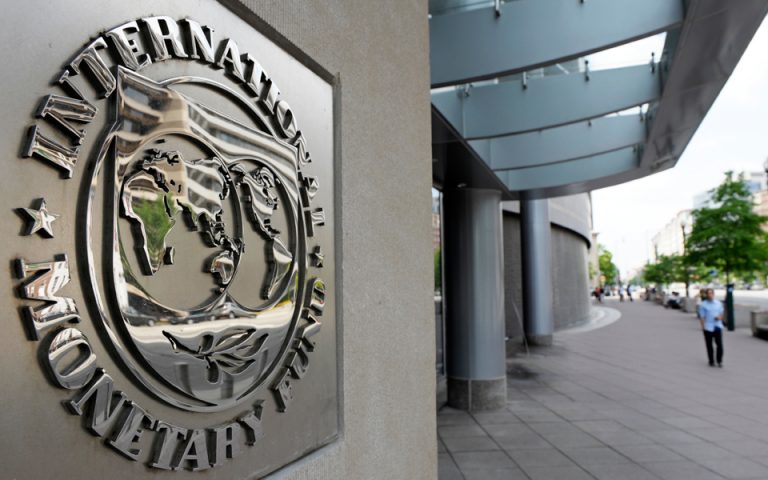 Το ΔΝΤ ξαναβάζει στο τραπέζι την ελάφρυνση του ελληνικού χρέους