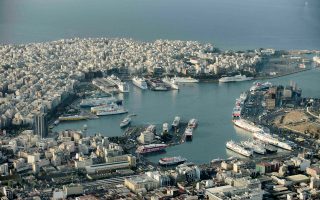 Παρά τα σοβαρά προβλήματα του κλάδου, το 2013 διακινήθηκαν περίπου 13 εκατ. επιβάτες στα ελληνικά νησιά.