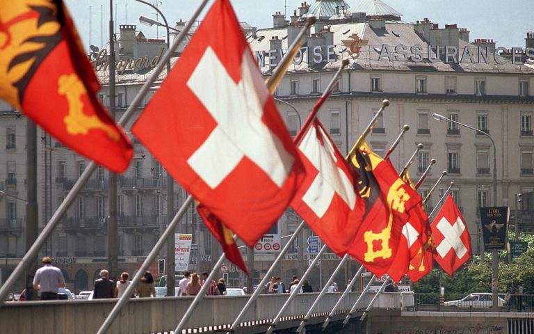 Ελβετικές τράπεζες  απειλούν Αμερικανούς  πελάτες με πάγωμα  λογαριασμών