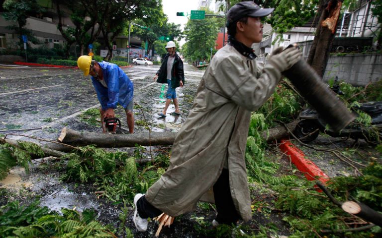 Ταϊβάν: Ενας νεκρός και υλικές καταστροφές από τον τυφώνα Μάτμο