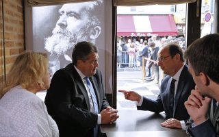 Ο ιστορικός σοσιαλιστής ηγέτης Ζαν Ζορές αποστρέφει το βλέμμα από τους σύγχρονους διεκδικητές της κληρονομιάς του, τον Γάλλο πρόεδρο Φρανσουά Ολάντ και τον αντιπρόεδρο της γερμανικής κυβέρνησης Ζίγκμαρ Γκάμπριελ. Χθες συμπληρώθηκαν εκατό χρόνια από τη δολοφονία του Ζορές στο Cafe du Croissant, στο κέντρο του Παρισιού, όπου βρέθηκαν χθες οι δύο πολιτικοί προκειμένου να τιμήσουν τη μνήμη του. Ο Ζορές, που προσπαθούσε με όλες του τις δυνάμεις να κινητοποιήσει τη γαλλική και τη γερμανική εργατική τάξη εναντίον του επικείμενου πολέμου, δολοφονήθηκε από νεαρό Γάλλο εθνικιστή στις 31 Ιουλίου 1914.