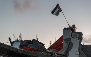 Παλαιστινιακή σημαία ανεμίζει στο κατεστραμμένο σπίτι του Ισμαΐλ Χανίγια, δεύτερου στην ηγεσία της Χαμάς.