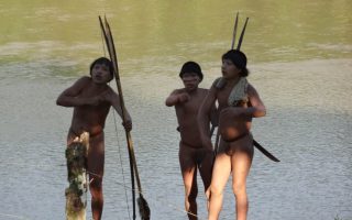 Τρία μέλη φυλής ιθαγενών, που δεν είχαν επαφή με τον έξω κόσμο, βγήκαν από τα δάση του Αμαζονίου και απαθανατίστηκαν από ειδικούς.