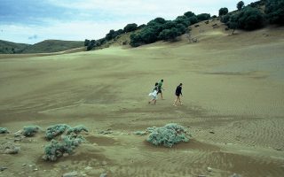 Οι Αμμοθίνες, μία μικρή έρημος στα ΒΑ του νησιού, έπειτα από καλοκαιρινή μπόρα.