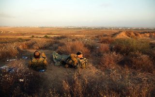 Στιγμή ανάπαυσης γι’ αυτούς τους Ισραηλινούς στρατιώτες, που επιβλέπουν τη σταδιακή αποχώρηση των χερσαίων δυνάμεων από τη Λωρίδα της Γάζας.