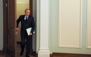 Ο Πούτιν, που είδε τη δημοτικότητά του να ανεβαίνει στο 87% μετά την προσάρτηση της Κριμαίας, θα βρεθεί αντιμέτωπος με την κατακραυγή αν δεν υπερασπιστεί το Ντονιέτσκ και το Λουχάνσκ είπε ο σύμβουλος του Κρεμλίνου Σεργκέι Μαρκόφ.