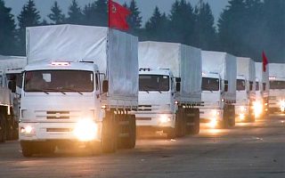 Προς τα σύνορα με την Ουκρανία κατευθυνόταν χθες η ρωσική αυτοκινητοπομπή που ξεκίνησε από τη Μόσχα, μεταφέροντας ανθρωπιστική βοήθεια στους πολιορκημένους αυτονομιστές του Ντονέτσκ και του Λουγκάνσκ.