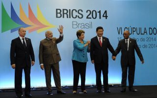 Oι ηγέτες της Ρωσίας, της Ινδίας, της Βραζιλίας, της Κίνας και της Νοτίου Αφρικής κατά την έκτη ετήσια σύνοδό των BRICS στην Φορταλέζα της Βραζιλίας.