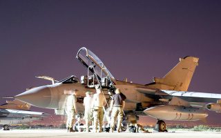 Βρετανικό «Τορνέιντο» στη βάση του Ακρωτηρίου, στην Κύπρο, ετοιμάζεται να υποστηρίξει ανθρωπιστική αποστολή στο Ιράκ.