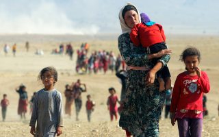 Τα μεγάλα κύματα προσφύγων που προκάλεσε η επέλαση των τζιχαντιστών τους τελευταίους μήνες είναι η μόνη αλλαγή στην καθημερινότητα των Ελλήνων που ζουν στο Β. Ιράκ (στη φωτ., Ιρακινοί που ανήκουν στην εθνοτική μειονότητα των Γιαζίντι καθώς εγκαταλείπουν τις εστίες τους).
