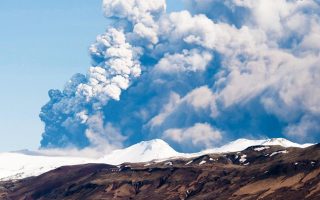 Χάος στις αεροπορικές μεταφορές είχε προκαλέσει το 2010 η έκρηξη του ηφαιστείου Εϊγιαφιάτλαγιοκουτλ της Ισλανδίας, που εικονίζεται στη φωτογραφία. Τώρα, με επανάληψη του χάους απειλεί το ηφαίστειο Μπαρνταρμπούνγκα όπου παρατηρείται σεισμική δραστηριότητα. Πριν από μερικές ημέρες οι σεισμογράφοι κατέγραψαν δόνηση μεγέθους 4,5 βαθμών της κλίμακας Ρίχτερ.