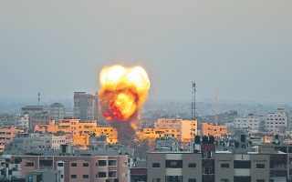 Ισραηλινός πύραυλος, που εκτοξεύθηκε από μαχητικό F-16, βρίσκει τον στόχο του σε πυκνοκατοικημένη συνοικία της Πόλης της Γάζας.
