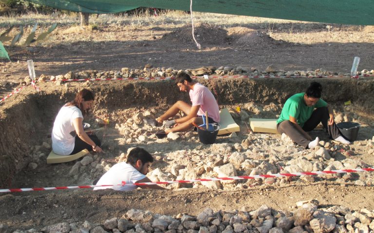 Λέσβος: Λίθινα εργαλεία σπαρμένα στο χώμα