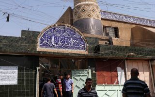 Καταστροφές από την επίθεση αυτοκτονίας σε σιιτικό τέμενος στη Βαγδάτη.