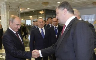 Η χειραψία  του Ρώσου προέδρου Βλαντιμίρ Πούτιν με τον Ουκρανό ομόλογό του Πέτρο Ποροσένκο στη σύνοδο κορυφής στο Μινσκ της Λευκορωσίας μπορεί να δημιουργεί ελπίδες για εκτόνωση της πολύμηνης κρίσης, η κατάσταση στην ίδια την Ουκρανία, όμως, παρέμενε πολεμική. Δέκα Ρώσοι αλεξιπτωτιστές συνελήφθησαν στην Ανατολική Ουκρανία, όπου –σύμφωνα με τη Μόσχα– βρέθηκαν «κατά λάθος». «Δεν ήταν λάθος, βρίσκονταν σε ειδική αποστολή», τόνισε από την πλευρά του ο εκπρόσωπος του ουκρανικού στρατού. «Απαράδεκτες» χαρακτήρισε, στο μεταξύ, τις «στρατιωτικές επιδρομές» της Ρωσίας στην Ουκρανία ο Λευκός Οίκος.