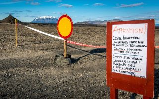 Προειδοποιητική πινακίδα κοντά στο ηφαίστειο Μπαρνταρμπούνγκα, παρά την άρση του κόκκινου συναγερμού.