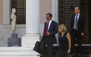 Ο υπουργός Οικονομικών Γκίκας Χαρδούβελης εξέρχεται του Μεγάρου Μαξίμου μετά τη χθεσινή συνάντηση με τον πρωθυπουργό Αντώνη Σαμαρά και τον αντιπρόεδρο της κυβέρνησης Ευάγγελο Βενιζέλο.