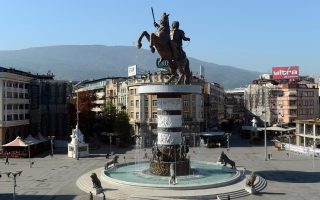 Μετά το τεράστιο άγαλμα που έστησαν οι Σκοπιανοί στην κεντρική τους πλατεία, τώρα διαγωνίζονται σε «έρευνες» για την ανακάλυψη του τάφου του Μακεδόνα στρατηλάτη στο έδαφός τους.